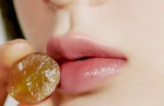 Сочный глянцевый тинт для губ с оттенком кожуры красного винограда rom&nd Juicy Lasting Tint 25 Bare Grape