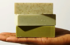 Твердый шампунь с розмарином AROMATICA Rosemary Scalp Scaling Shampoo Bar